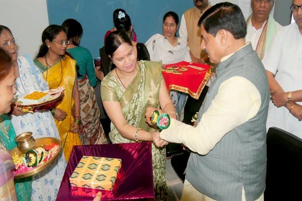 Ladli-Behna-Rakhi-लाड़ली बहनों ने मुख्यमंत्री डॉ. यादव को बांधी स्नेह और विश्वास से भरी राखियां