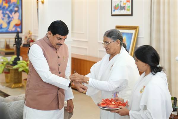Raksha-Bandhan-मुख्यमंत्री डॉ. यादव को बहनों ने बांधे रक्षा सूत्र