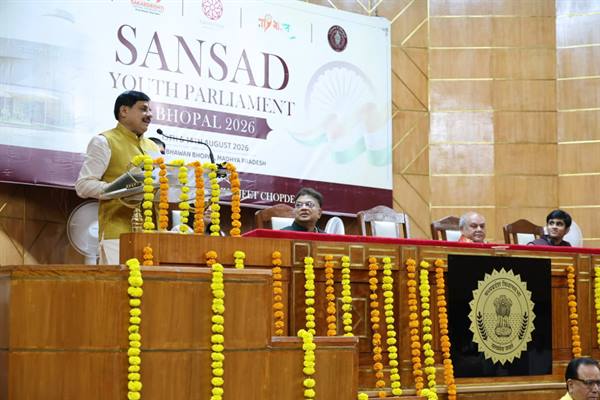 CM-MP-युवा, डॉक्टर-इंजीनियर बनने के साथ ही राजनीति में आकर लोकतंत्र को सशक्त बनाएं: मुख्यमंत्री डॉ. यादव