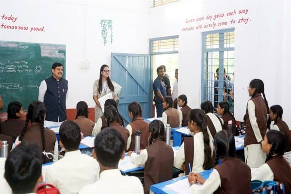 CM-MP-School-मुख्यमंत्री डॉ. यादव लांजी के विद्यालय में मिले विद्यार्थियों से, निभाई शिक्षक की भूमिका