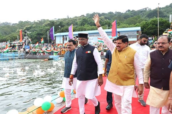 Tiranga-Boat-Rally-बड़े तालाब में तिरंगा नौका यात्रा निकालकर प्रदेश ने रचा नया कीर्तिमान : मुख्यमंत्री डॉ. यादव