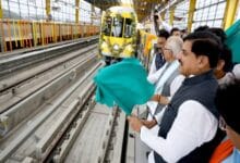 Indore-Metro-मुख्यमंत्री डॉ. यादव, केन्द्रीय मंत्री श्री मनोहर लाल, मंत्री विजयवर्गीय ने हरी झंडी दिखाकर इंदौर मेट्रो ट्रेन को किया रवाना