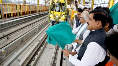 Indore-Metro-मुख्यमंत्री डॉ. यादव, केन्द्रीय मंत्री श्री मनोहर लाल, मंत्री विजयवर्गीय ने हरी झंडी दिखाकर इंदौर मेट्रो ट्रेन को किया रवाना