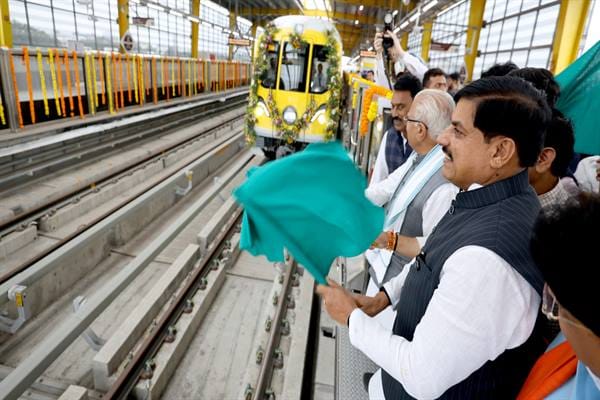Indore-Metro-मुख्यमंत्री डॉ. यादव, केन्द्रीय मंत्री श्री मनोहर लाल, मंत्री विजयवर्गीय ने हरी झंडी दिखाकर इंदौर मेट्रो ट्रेन को किया रवाना