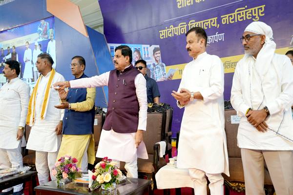 Sandipani-Narsinghpur-बच्चे और युवा हमारे सुनहरे भविष्य के सितारे, इनकी तरक्की में नहीं आने देंगे कोई बाधा : मुख्यमंत्री डॉ. यादव