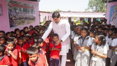 CM-MP-मुख्यमंत्री डॉ. यादव काफिला रुकवाकर पहुंचे स्कूल, बच्चों से किया आत्मीय संवाद