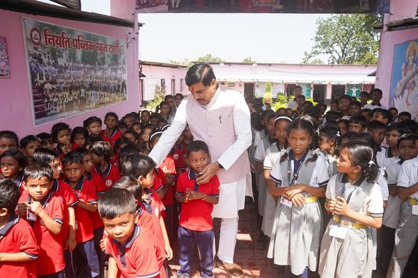 CM-MP-मुख्यमंत्री डॉ. यादव काफिला रुकवाकर पहुंचे स्कूल, बच्चों से किया आत्मीय संवाद